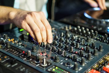 DJ ellerini karıştırma konsoluna koyar. Gece hayatı konsepti