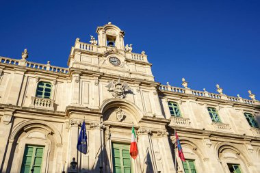 Üniversite Meydanı 'ndaki Üniversite Sarayı cephesi