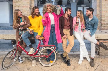 Bir grup modaya uygun arkadaş akıllı telefonlarıyla bir video bloğu çekiyor. Dengeleyiciye monte edilmiş. Eski bir kasetçalarda dans edip müzik dinleyerek eğleniyorum.