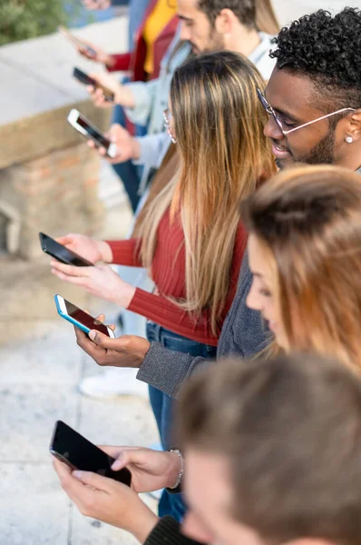 Amigos Viendo Teléfonos Móviles Inteligentes Grupo Estudiantes Adicción Las Nuevas — Foto de Stock