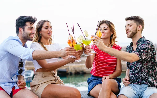 友達の乾杯 熱帯ブレンドフルーツカクテルを保持歓声という 楽しく酒を飲み 一緒に応援する若者のライフスタイルのコンセプト — ストック写真