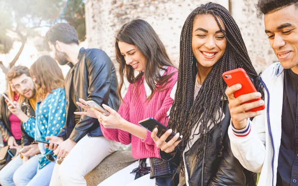 Grupo Multirracial Adolescentes Divierten Jugando Felizmente Con Teléfonos Inteligentes Uso — Foto de Stock