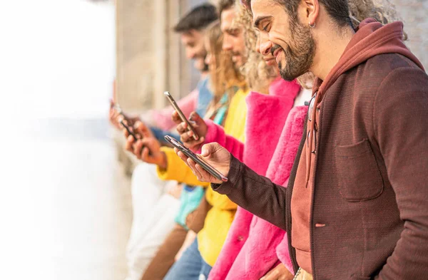 Grupo Pessoas Multirraciais Assistindo Com Seus Telefones Celulares Jovens Sempre — Fotografia de Stock