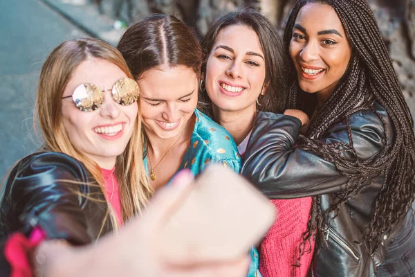 Grupo Quatro Meninas Multirraciais Tirando Selfie Com Seu Estilo Vida — Fotografia de Stock