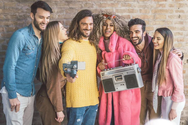 Bir Grup Modaya Uygun Arkadaş Akıllı Telefonlarıyla Bir Video Bloğu — Stok fotoğraf