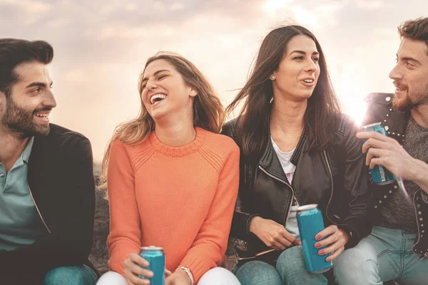 Grupo Jovens Discutindo Juntos Livre Bebendo Cervejas Enlatadas Pôr Sol — Fotografia de Stock