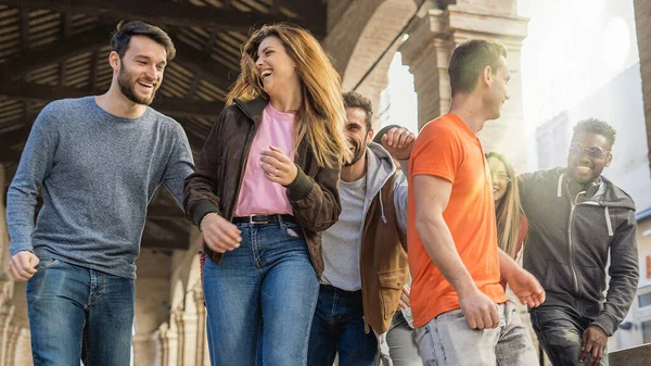 Multiraciale Groep Van Millennials Hebben Plezier Wandelen Stad Ochtend — Stockfoto