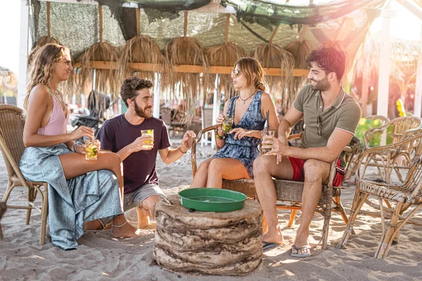 Gruppo Amici Felici Divertirsi Alla Festa Spiaggia Bere Cocktail Tramonto — Foto Stock