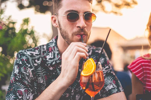 Ung Kille Som Har Solglasögon Och Dricker Cocktail Vid Ett — Stockfoto