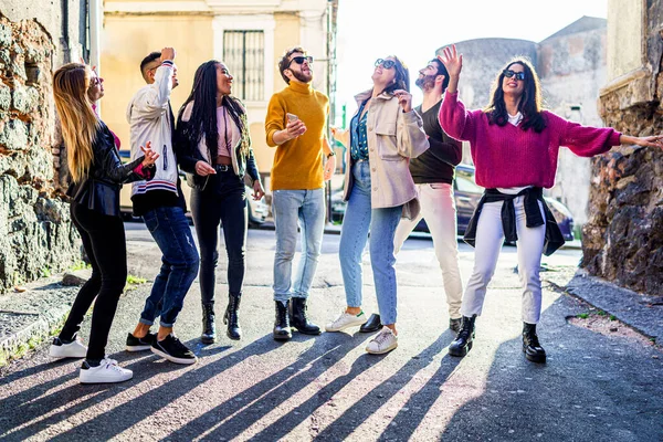 Gençler Sokakta Gülerek Dans Ederek Eğleniyor Gençlik Özgürlüğü Çok Irklı — Stok fotoğraf