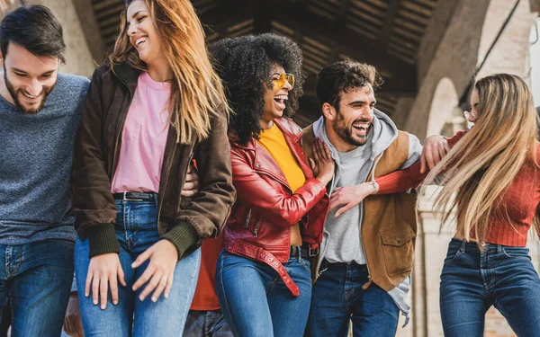 Grupo Multiracial Millennials Divirtiéndose Paseando Por Ciudad Por Mañana — Foto de Stock