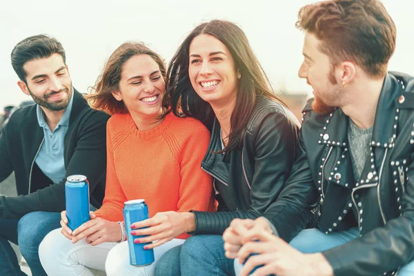 Grupo Jovens Que Bebem Cerveja Livre — Fotografia de Stock