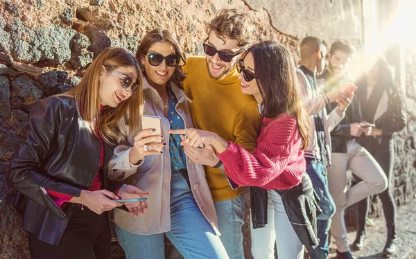 Glada Unga Vänner Som Har Kul Med Att Titta Smartphones — Stockfoto