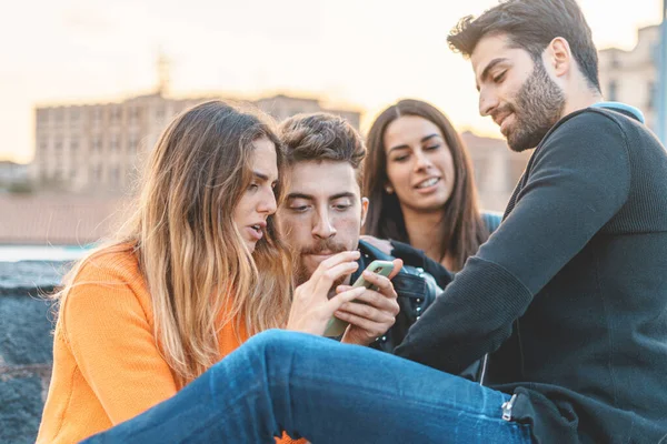 Grupo Jóvenes Millennials Que Divierten Con Teléfono Inteligente Jóvenes Amigos — Foto de Stock