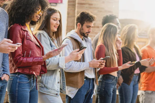 Grupo Amigos Multirraciales Dispuestos Crudo Adicto Red Medios Sociales Estudiantes — Foto de Stock