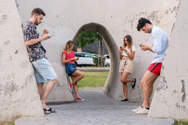 Sosyal Medyaya Internete Bağımlı Bir Grup Genç Çocuk Yeni Teknoloji — Stok fotoğraf