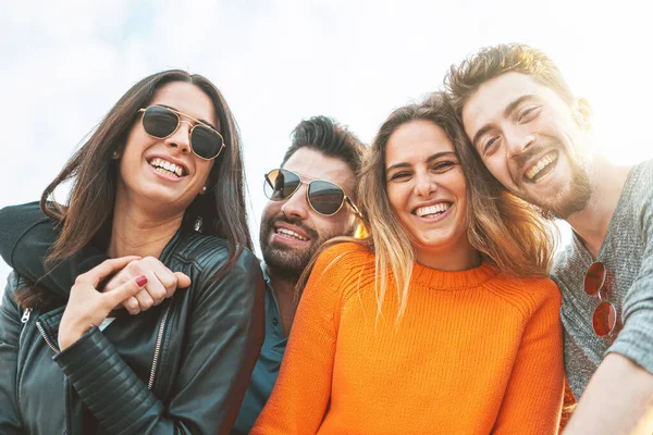 Retrato Jovens Amigos Divertindo Juntos Assistindo Câmera Tiro Livre Pôr — Fotografia de Stock