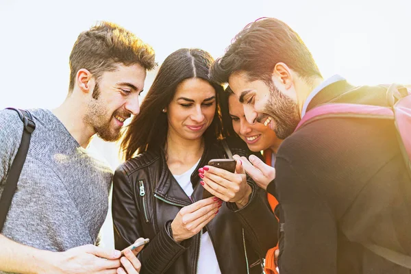 Jóvenes Amigos Con Mochila Pie Aire Libre Mirando Teléfono Inteligente — Foto de Stock