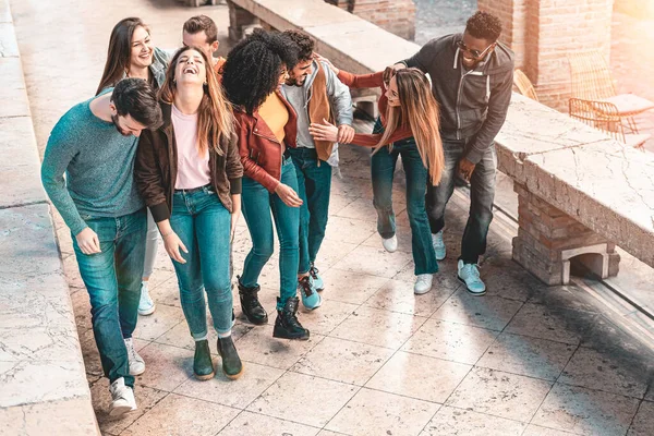 Grupo Mixto Jóvenes Sonriendo Paseando Juntos Charlando Aire Libre Calle — Foto de Stock