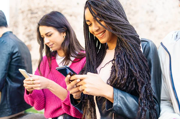 Chicas Usando Teléfonos Cerca Aire Libre — Foto de Stock