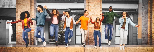 Birliktelik ve birliktelik kavramı, çok ırklı gençlerin birbirini kucaklaması. Farklı ırktan arkadaşlar sokakta omuz omuza yürüyorlar..