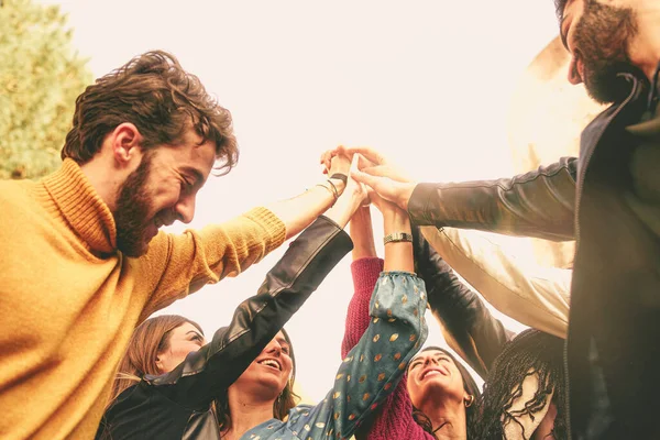 Grupo Jóvenes Amigos Multirraciales Tomados Mano Dispuestos Círculo Jóvenes Disfrutando — Foto de Stock