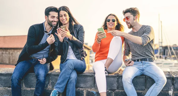 Young People Using Smartphones Outdoors Two Couples — Stock Photo, Image