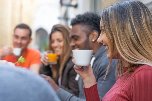 Mnohonárodnostní Milénia Tráví Čas Kavárně Mladí Lidé Baví Pitím Cappuccino — Stock fotografie