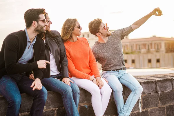 Liman Pikniğinde Selfie Çeken Iyi Arkadaşlar Mutlu Arkadaşlık Konsepti Gençlerle — Stok fotoğraf