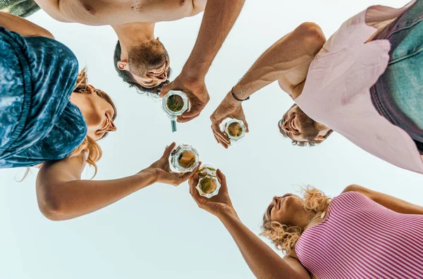 Groep Van Gelukkige Vrienden Drinken Toasten Bier Buiten Het Strand — Stockfoto