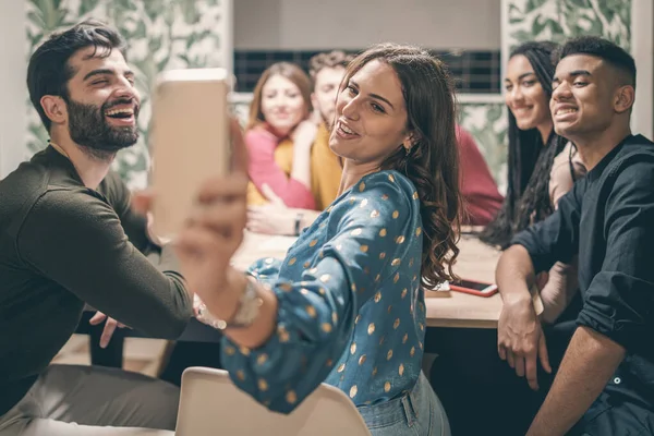 Junge Glückliche Multirassische Fröhliche Freunde Die Spaß Daran Haben Selfies — Stockfoto