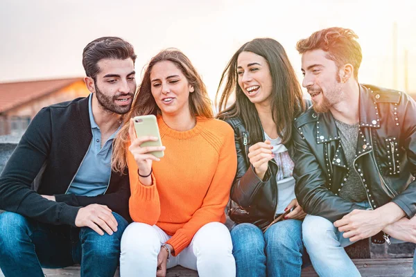 Group Young Millennial People Having Fun Using Smartphone Young Friends — Stock Photo, Image