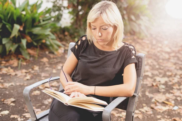 Rubia Joven Mujer Adulta Leyendo Jardín Público Sentado Banco Del — Foto de Stock