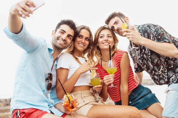 Grupo Jovens Que Tomam Uma Selfie Com Coquetéis Aperitivos Mão — Fotografia de Stock