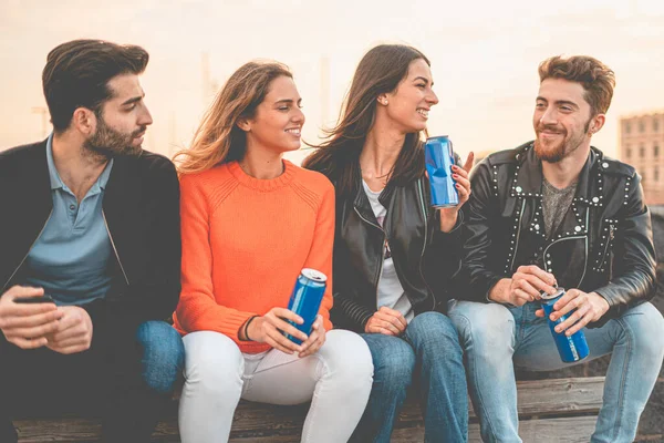 Dois Caras Duas Meninas Sorrindo Brindando Com Cervejas Enlatadas Livre — Fotografia de Stock