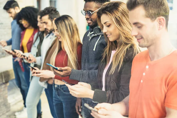 Cuatro Parejas Multirraciales Divierten Montándose Bajo Las Arcadas Ciudad Por — Foto de Stock