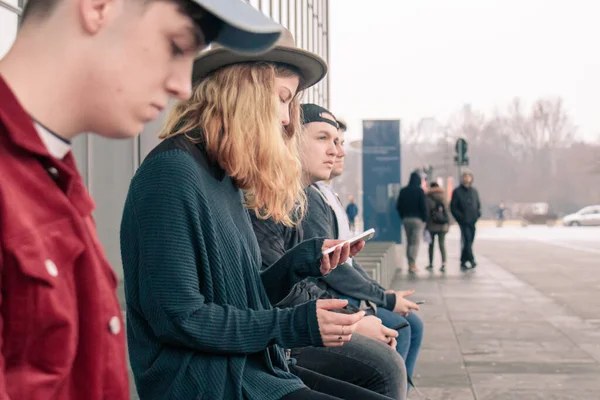 Grupa Nastolatek Siedzi Oczami Smartfonie Pochmurny Dzień — Zdjęcie stockowe