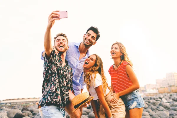 Gruppen Unge Som Har Det Gøy Med Selfies Med Smart – stockfoto