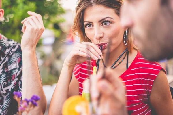 Vrienden Zitten Ontspannen Vrolijk Straat Resort Sap Terras Mensen Alcoholisch — Stockfoto