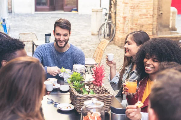 Multiraciale Vrienden Meisjes Jongens Plezier Hebben Met Lachen Koffie Thee — Stockfoto