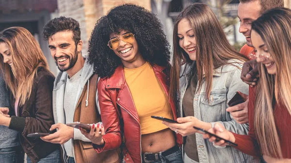 Feliz Grupo Amigos Multirraciales Utilizando Smartphone Centro Ciudad Raza Mixta — Foto de Stock