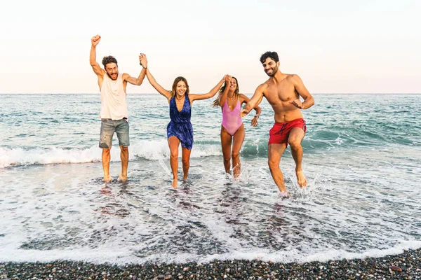 Giovani Vacanza Che Divertono Insieme Spiaggia Gruppo Amici Che Tengono — Foto Stock