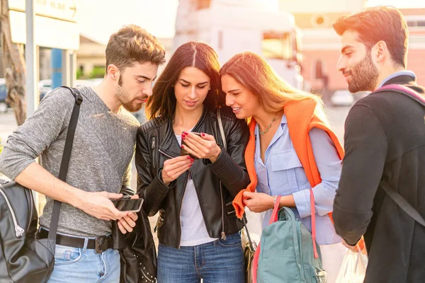 Grupo Amigos Generación Millennials Vacaciones Busca Una Ubicación Teléfono Inteligente — Foto de Stock