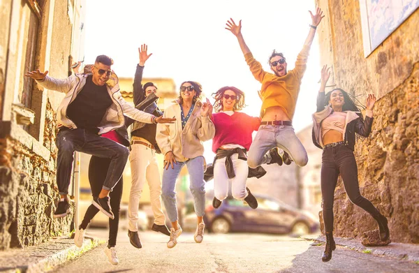 Çok Irklı Bir Grup Genç Şehir Arka Planında Birlikte Eğleniyor — Stok fotoğraf