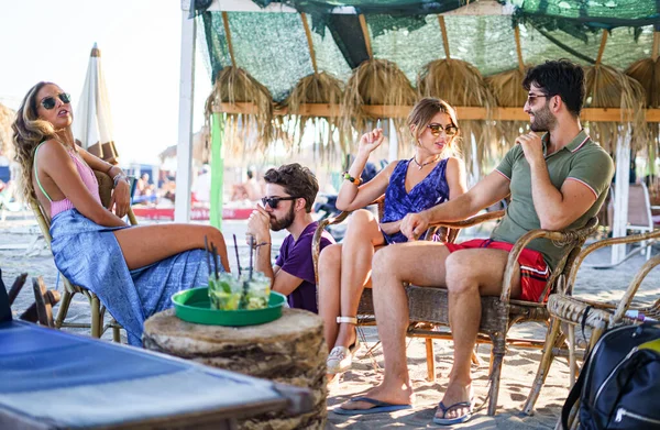 Gruppo Amici Sorridenti Che Bevono Cocktail Fumano Sigarette Sulla Spiaggia — Foto Stock