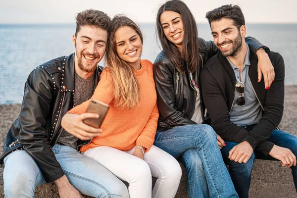 Bir Liman Duvarında Güneş Gözlüğü Takmış Selfie Çeken Bir Grup — Stok fotoğraf