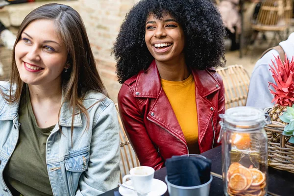 Verschillende Ras Cultuur Meisjes Die Een Koffie Drinken Aan Bar — Stockfoto