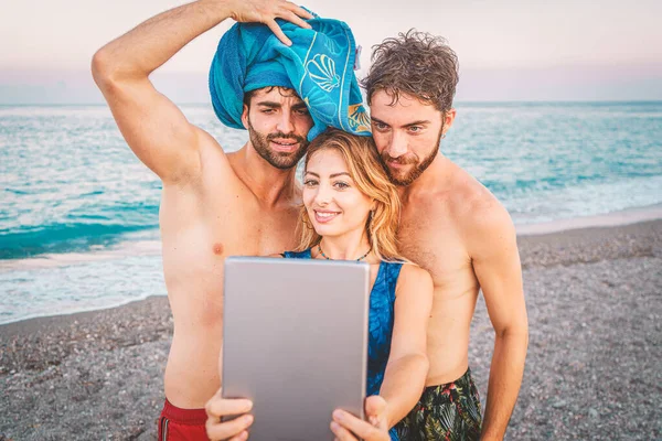 Junge Freunde Halten Sommer Strand Ein Digitales Tablet Vor Sich — Stockfoto
