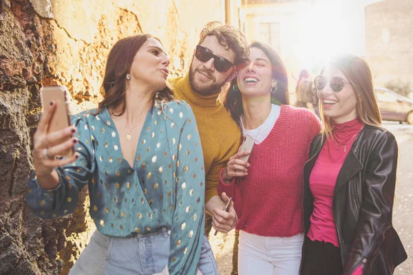 Bir Grup Genç Selfie Çekerek Sokaklarda Şakalaşarak Eğleniyor Birliktelik Arkadaşlık — Stok fotoğraf