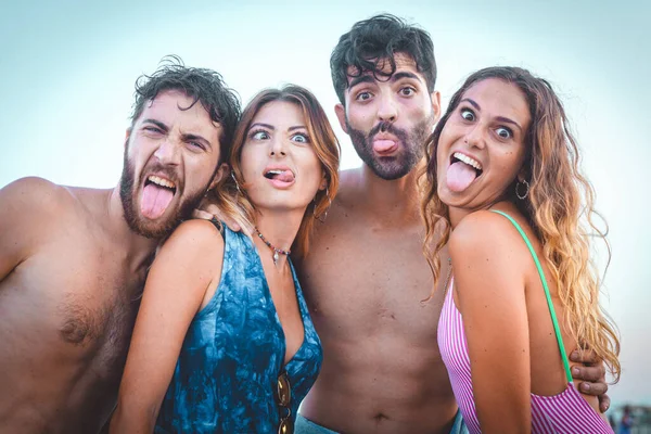 Portrait Sur Plage Les Jeunes Amusent Faire Des Grimaces Bizarres — Photo